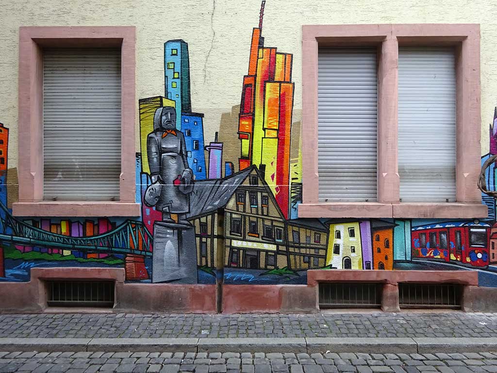 Hauswand mit Frankfurter/Sachsenhäuser Motive wie Ebbelwei-Expreß, Frau Rauscher, Henninger Turm und Skyline