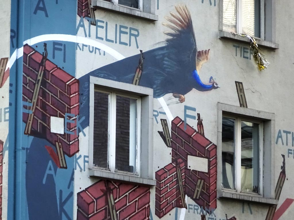 Detailreiches Mural ziert Hausfassade des Atelier-Frankfurt-Gebäudes