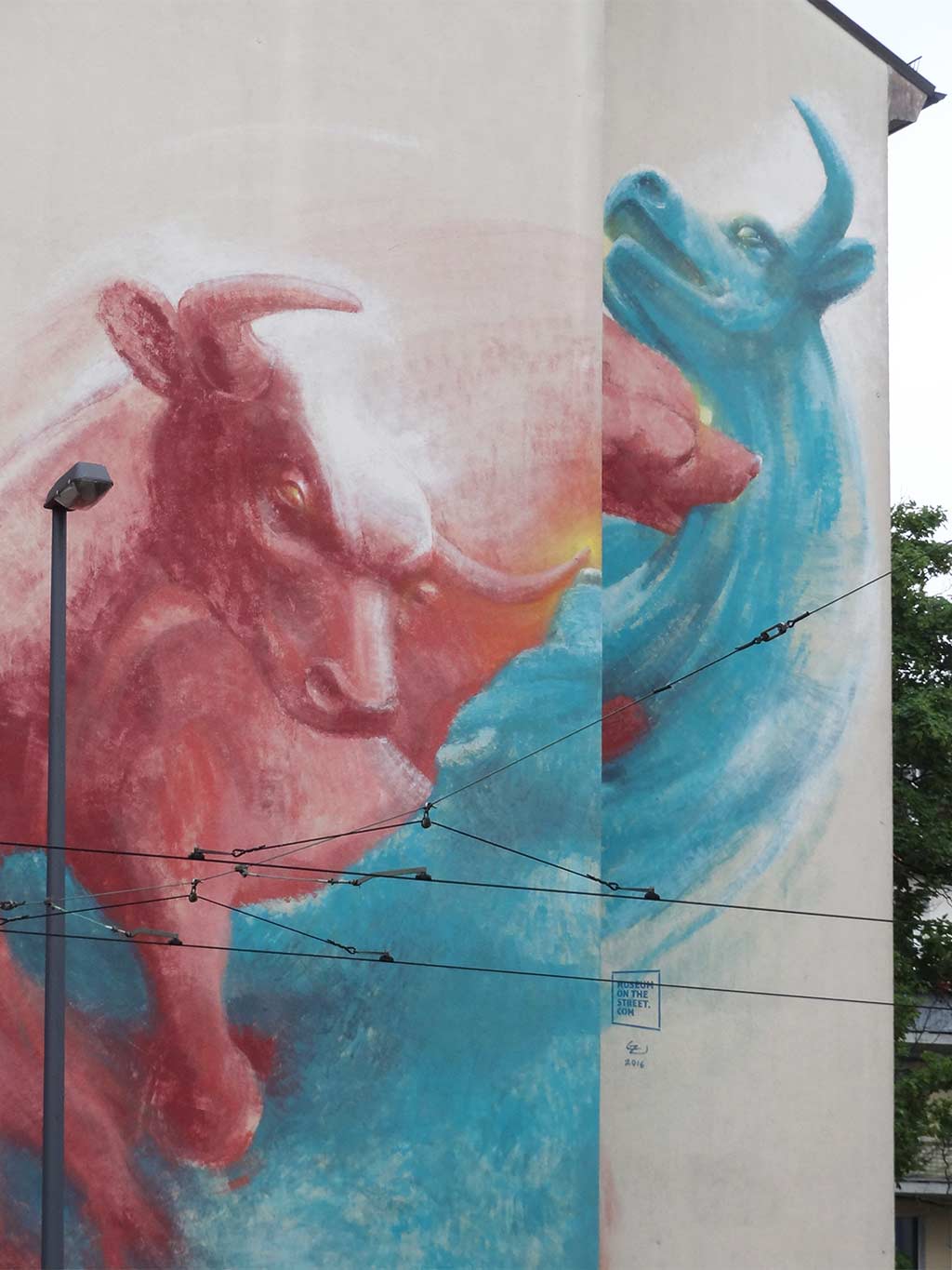Mural zeigt kämpfenden Bulle und Bär