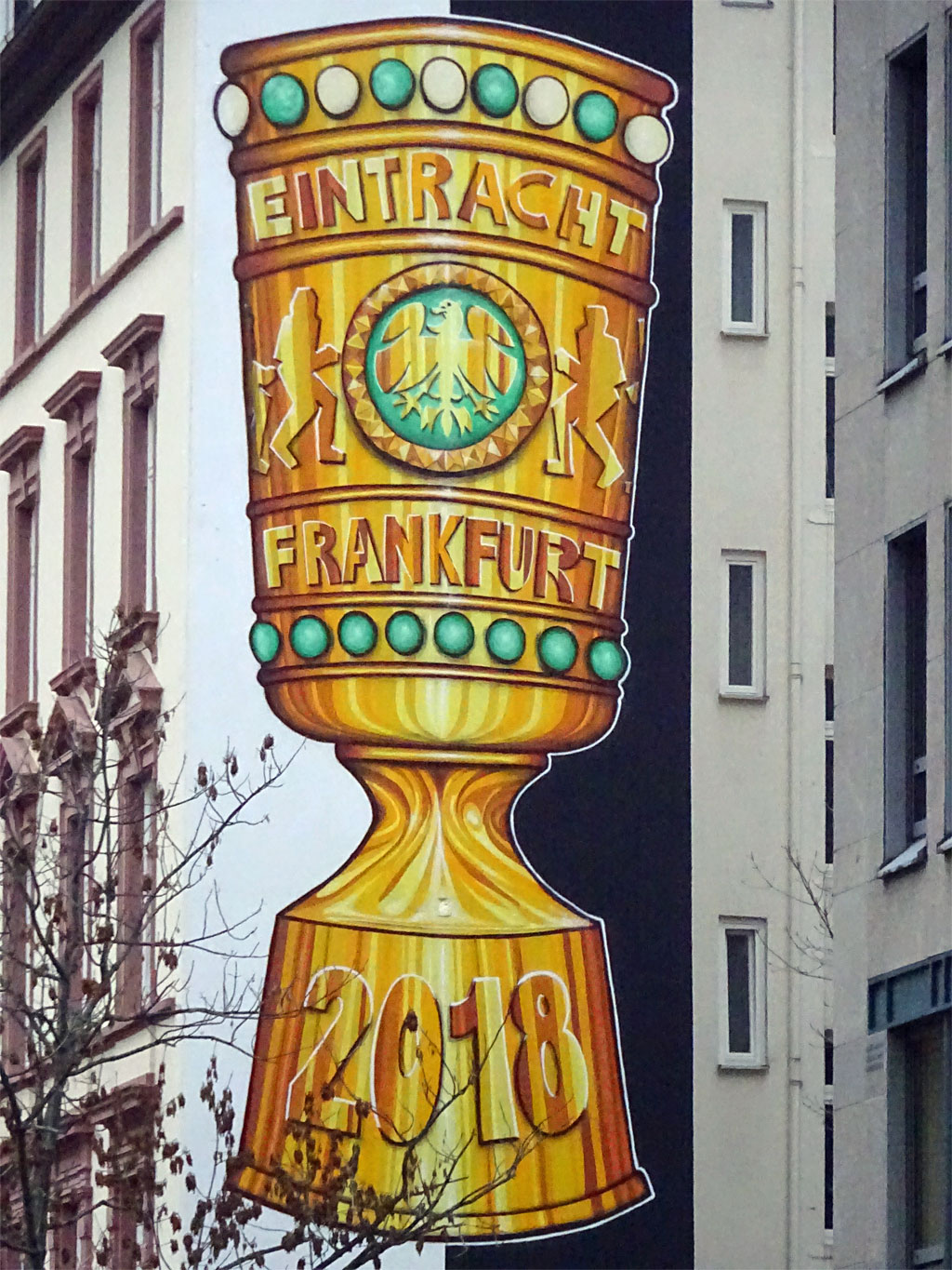 DFB-Pokal auf schwarz-weißen Hintergrund an Hausfassade in Frankfurt
