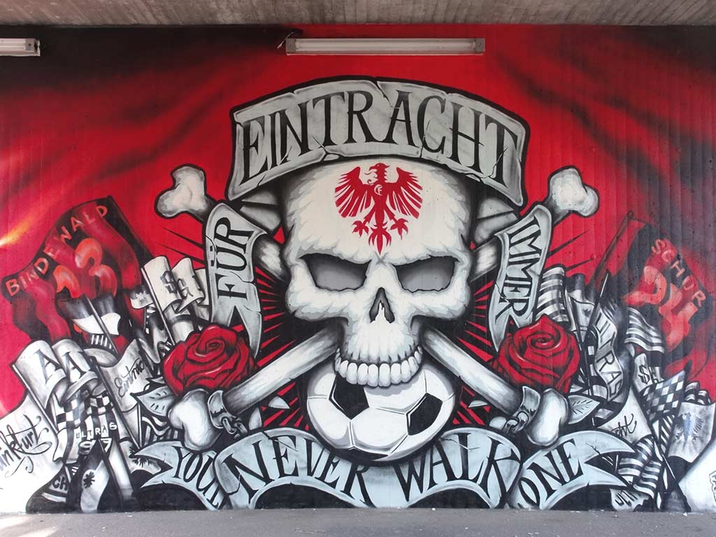 Graffitigestaltung am Stadion der Frankfurter Eintracht thematisiert Fans, Spielstätte und Verein