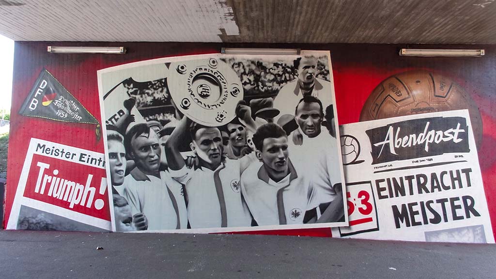 Graffitigestaltung am Stadion der Frankfurter Eintracht thematisiert Fans, Spielstätte und Verein