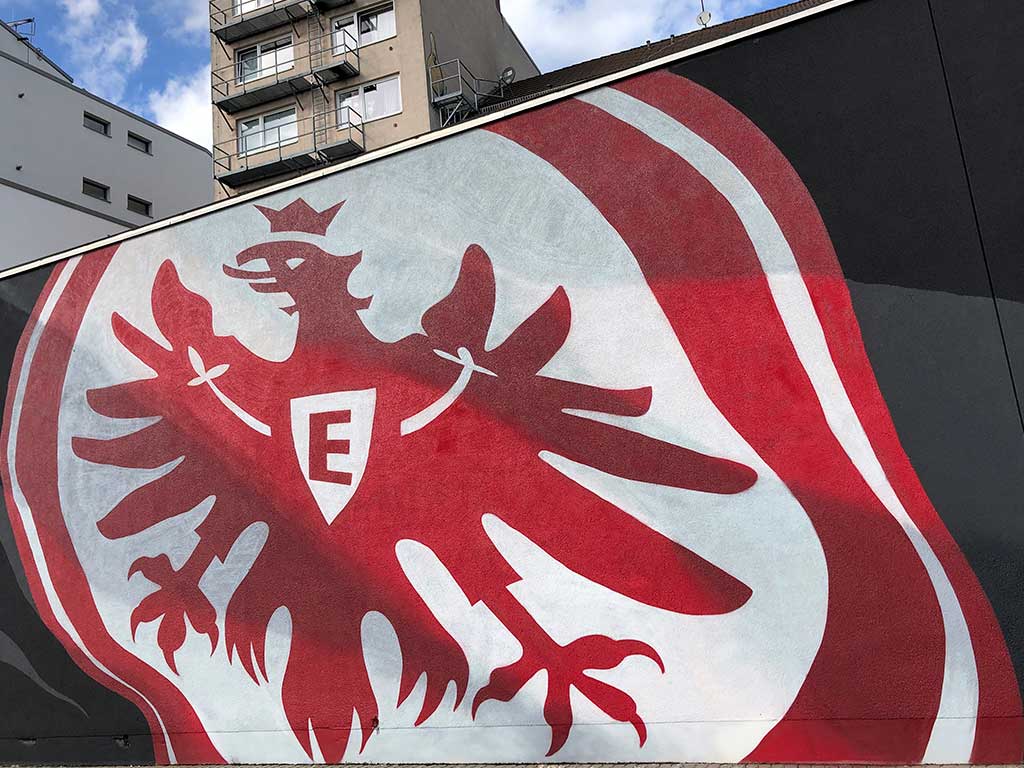 Wandbild zeigt das Wappen von Eintracht Frankfuirt