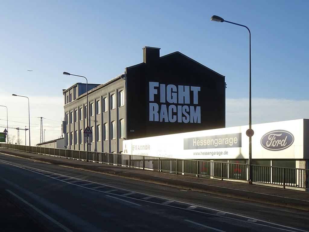 Fight Racism - Antirassistisches Statement in weiß auf schwarz