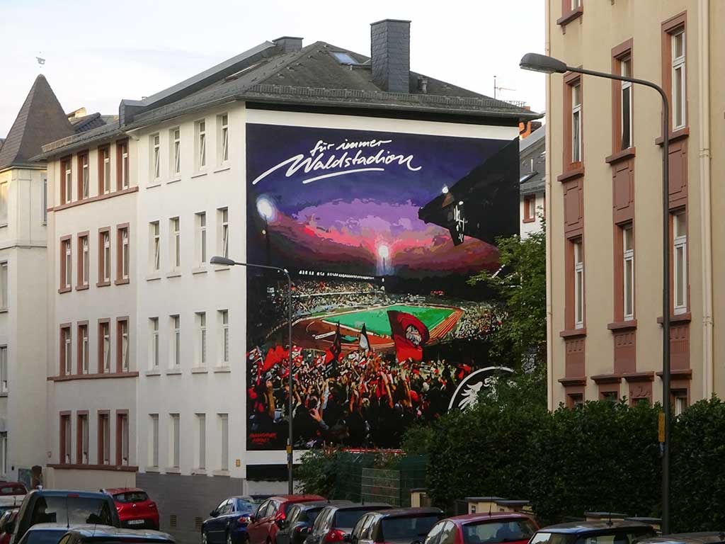 Mural in Frankfurt-Bornheim zeigt das Frankfurter Waldstadion