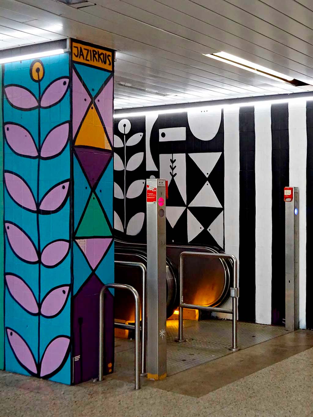 Florales Motivwelt ziert Wände der S-Bahn-Station Galluswarte