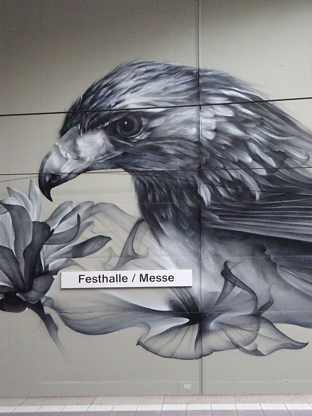 Großes Partnerstädte-Wandbild in U-Bahn-Station Festhalle/Messe in Frankfurt zeigt Adler (für Frankfurt) und Waschbär (für Toronto)