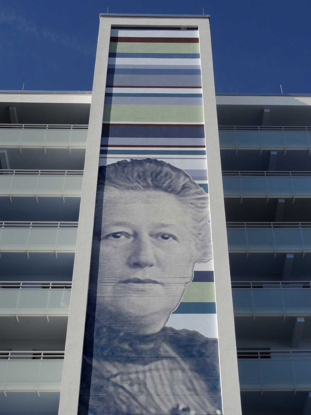 Wohnhochhaus in Schwanheim mit großem Wandbild von Henriette Fürth