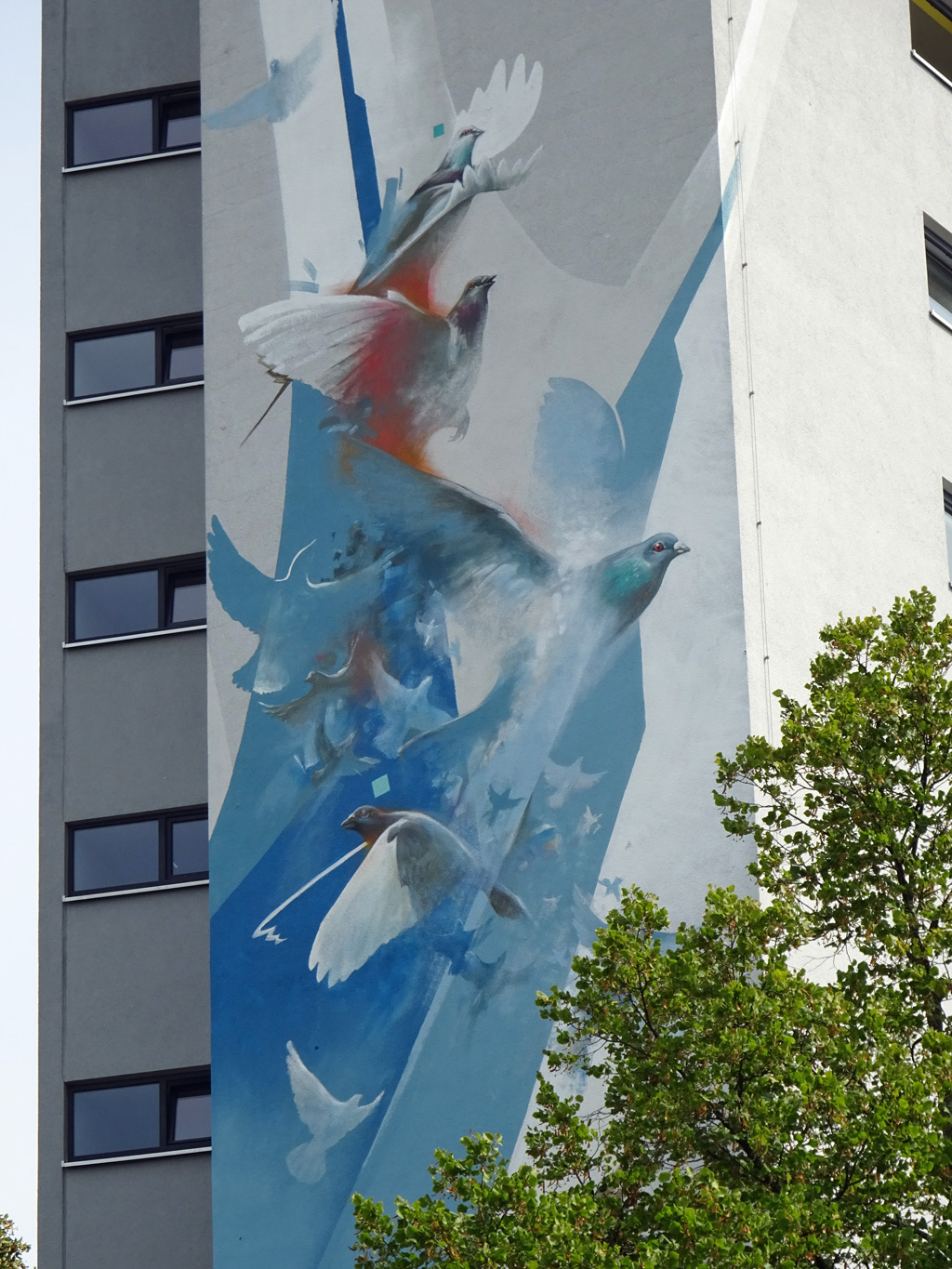 Mural an Studierendenwohnheim in Frankfurt-Eckenheim zeigt einen Taubenschwarm