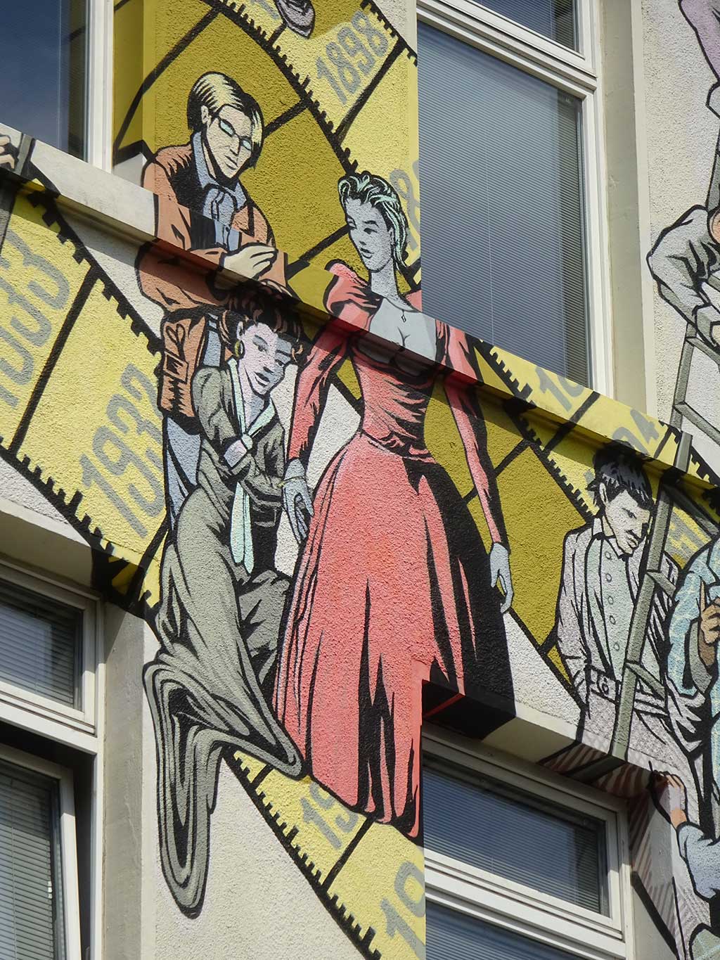 Rund 60 Figuren auf der Hausfassade illustrieren die Geschichte des Maßschneiderhandwerks sowie die Mode der jeweiligen Zeit