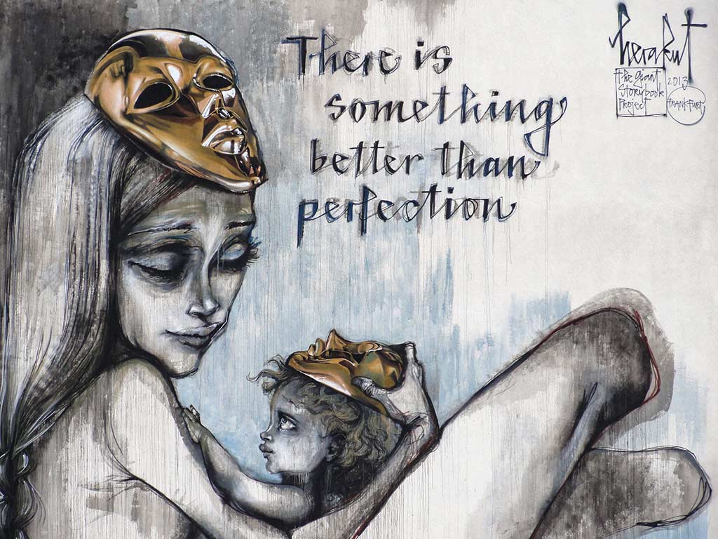 Mutter hält Baby in den Armen, flankiert vom Spruch There is something better than perfection