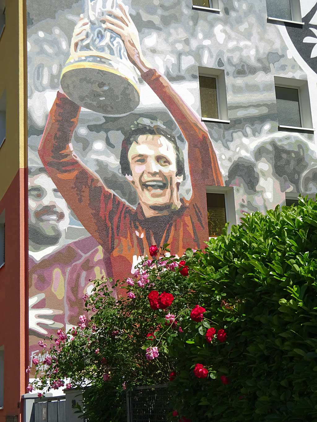 Mural mit großem Bild von Charly Körbel mit UEAFA-Cup in den Händen