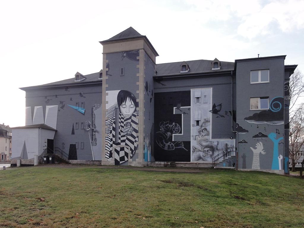 Künstlerich gestaltete Front des Leunabunkers in Frankfurt-Höchst