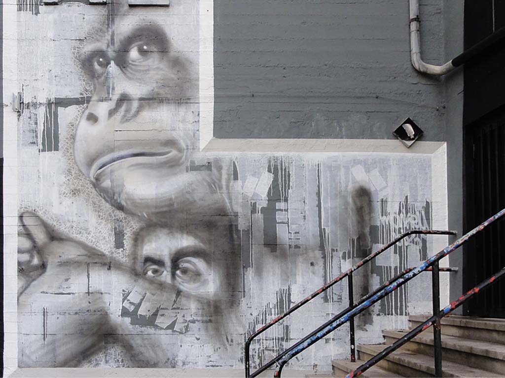 Künstlerich gestaltete Front des Leunabunkers in Frankfurt-Höchst zeigt Gorillas