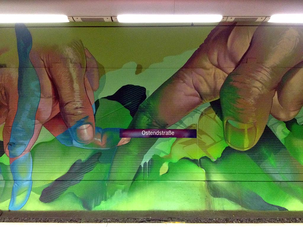 Laufende Hände symbolieren Kraft durch Bewegung im Tunnelgewölbe der S-Bahn-Station Ostendstraße