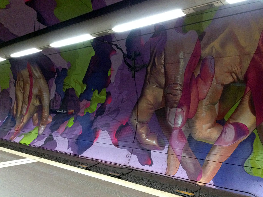 Laufende Hände symbolieren Kraft durch Bewegung im Tunnelgewölbe der S-Bahn-Station Ostendstraße
