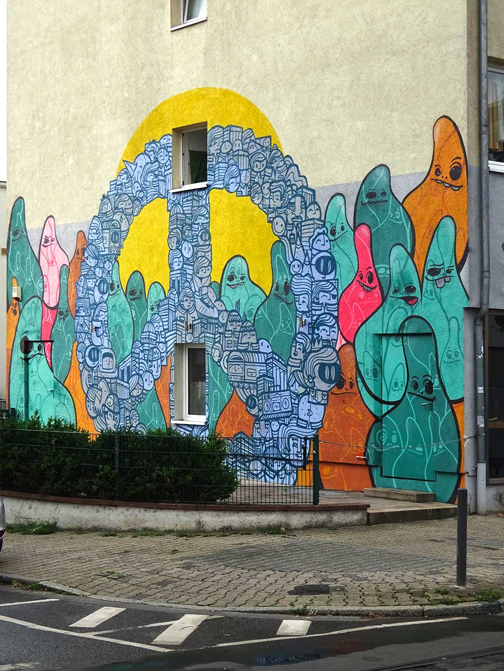 Cityghosts und die Figuren von PYC zu einem Peace-Symbol geformt an Hausfassade in Frankfurt-Sachsenhausen