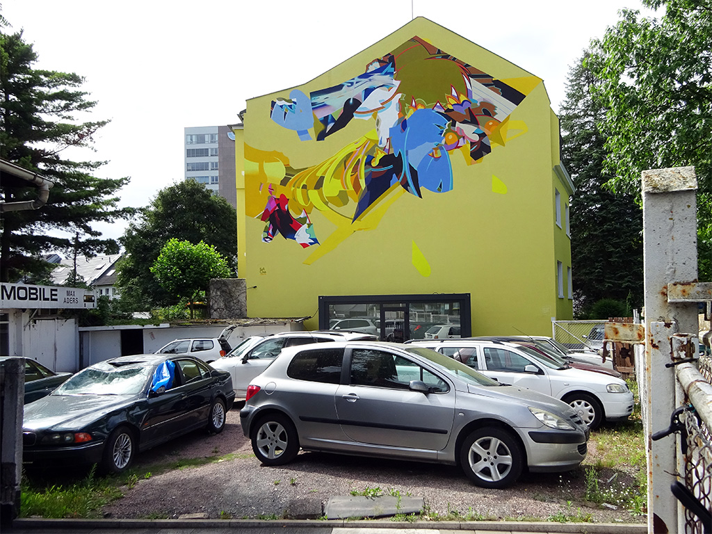 Abstraktes Mural an Hausfassade in der Friedberger Landstraße