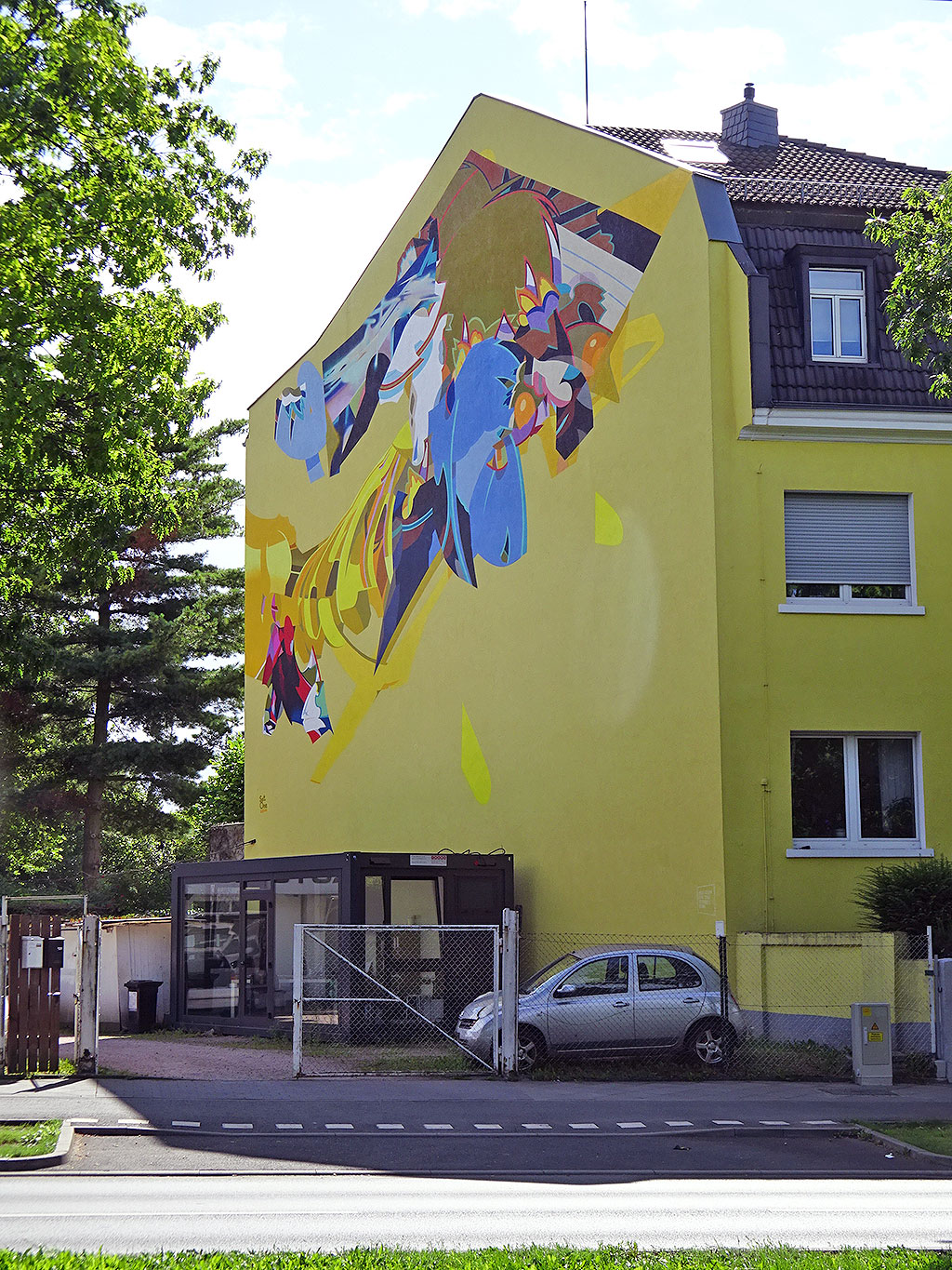 Abstraktes Mural an Hausfassade in der Friedberger Landstraße