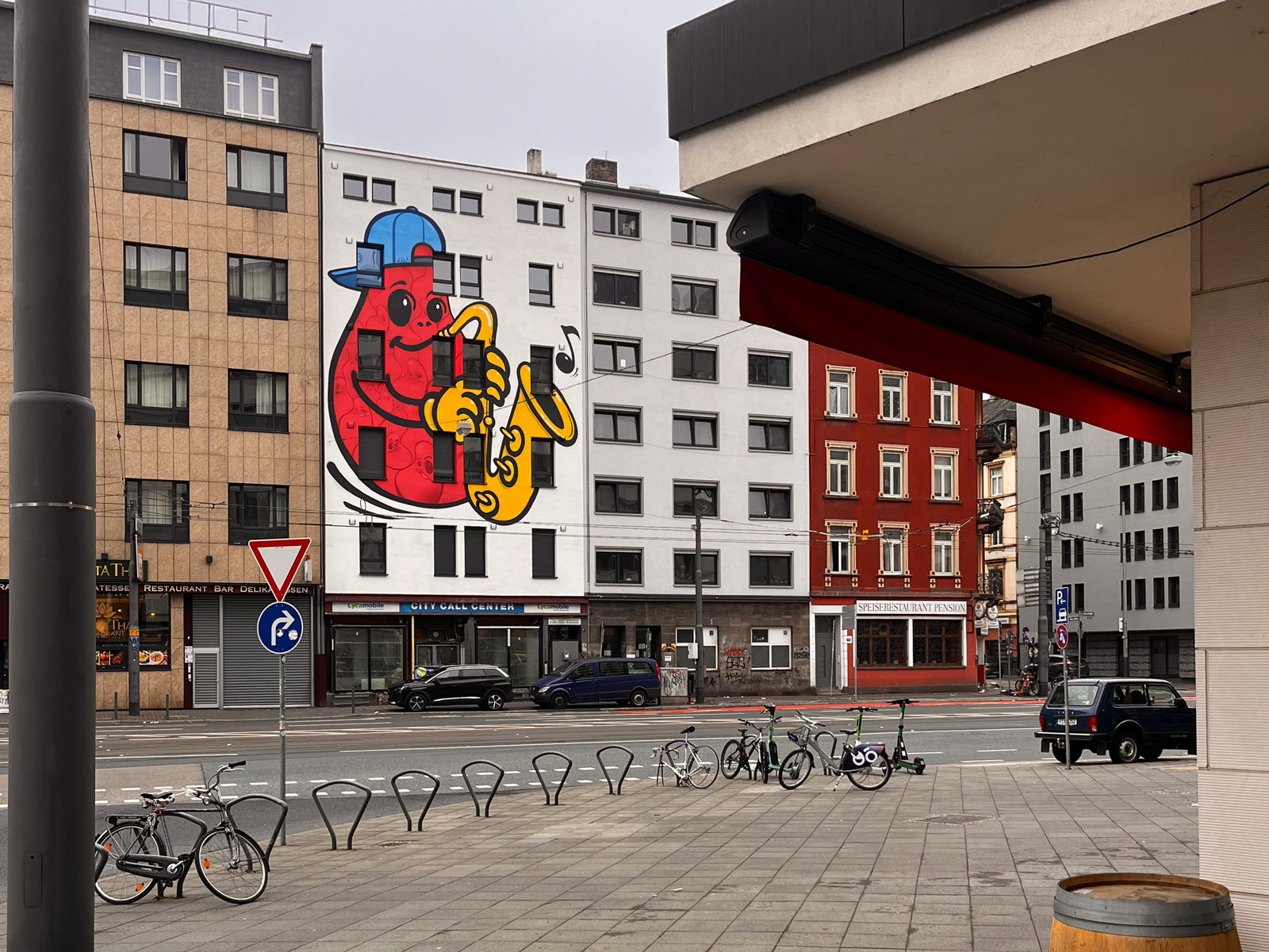 Rötlicher City Ghost mit blauer Baseball Cap spielt auf einem Saxophon