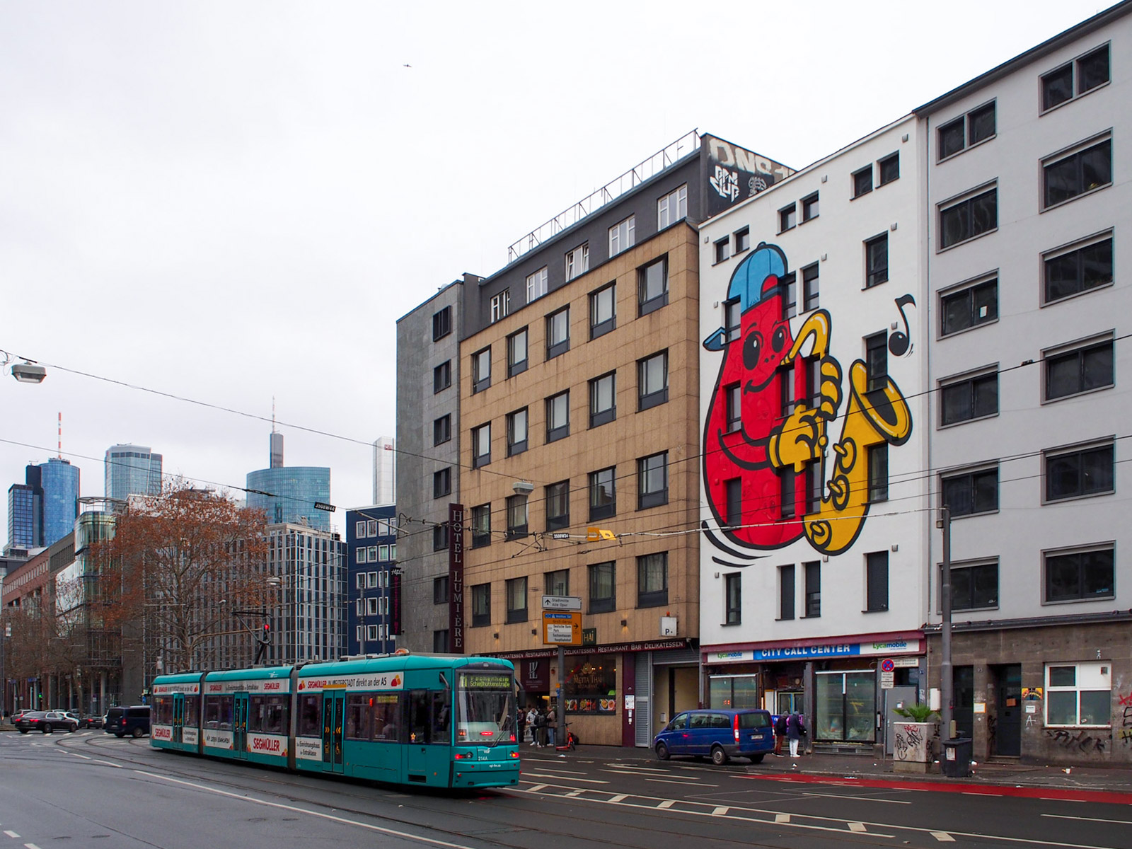 Rötlicher City Ghost mit blauer Baseball Cap spielt auf einem Saxophon