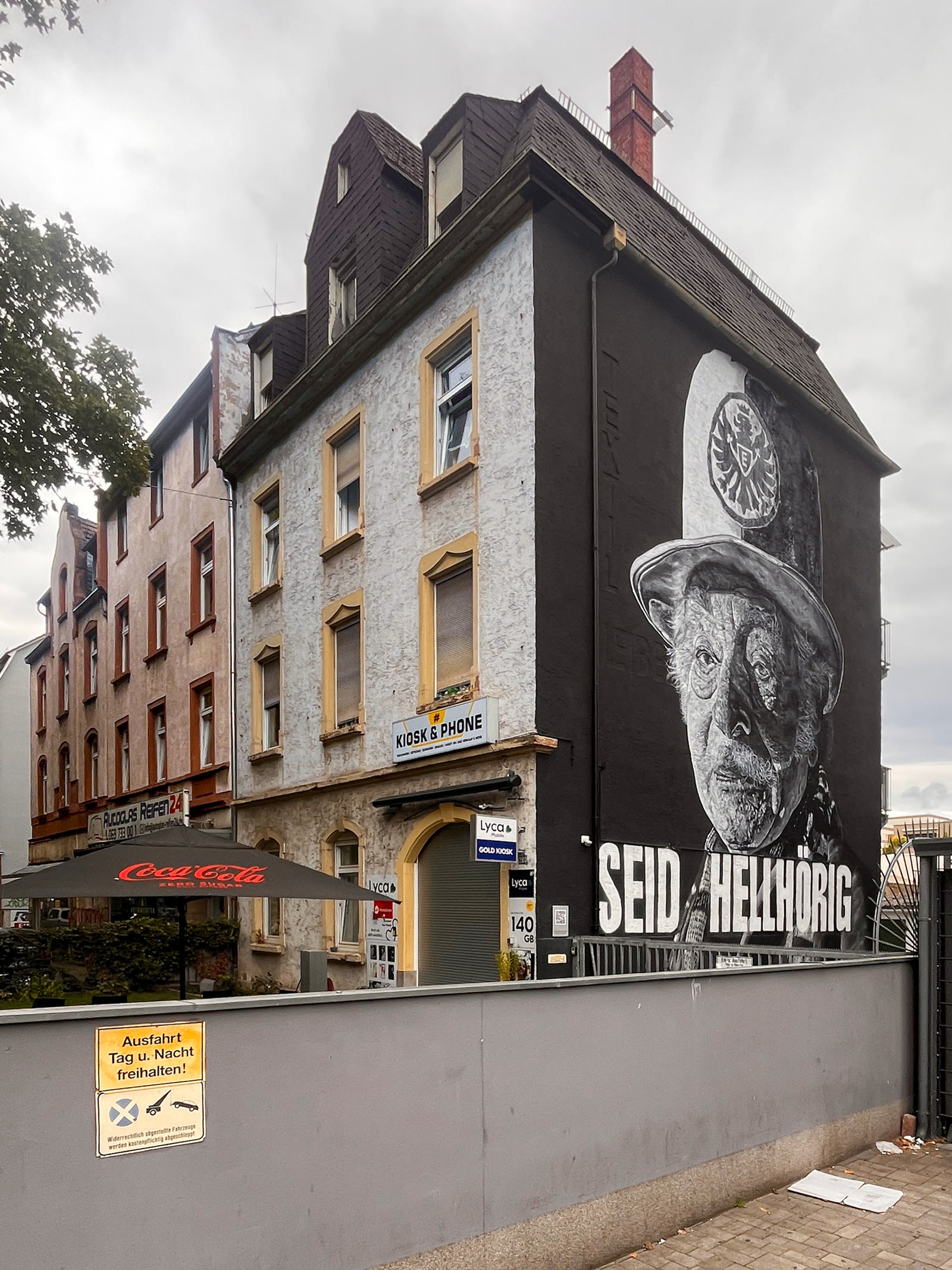 Schwarz-weißes Portrait von Helmut „Sonny“ Sonneberg mit Zitat „Seid hellhörig“