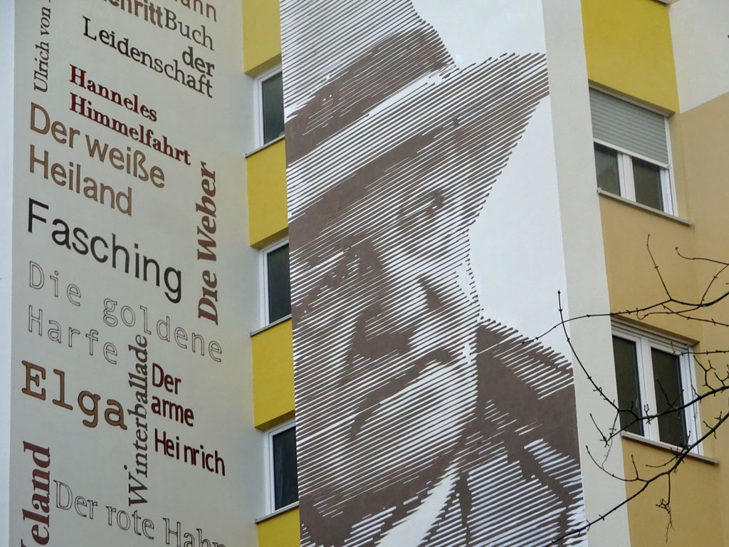 Fotorealistisches schwarz-weiß-Portrait von Gerhart Hauptmann an Wohnhochhaus in Frankfurt-Niederursel