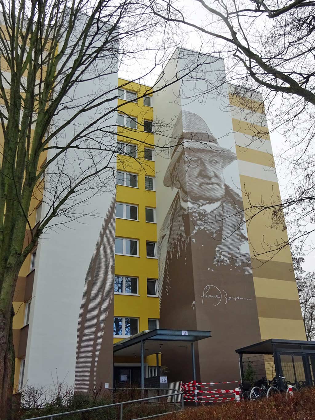 Fotorealistisches schwarz-weiß-Portrait von Gerhart Hauptmann an Wohnhochhaus in Frankfurt-Niederursel