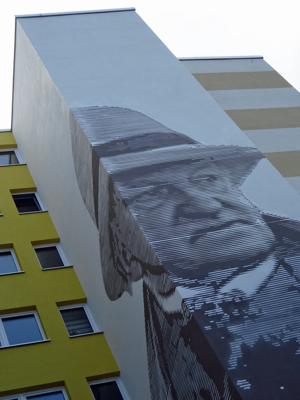 Fotorealistisches schwarz-weiß-Portrait von Gerhart Hauptmann an Wohnhochhaus in Frankfurt-Niederursel