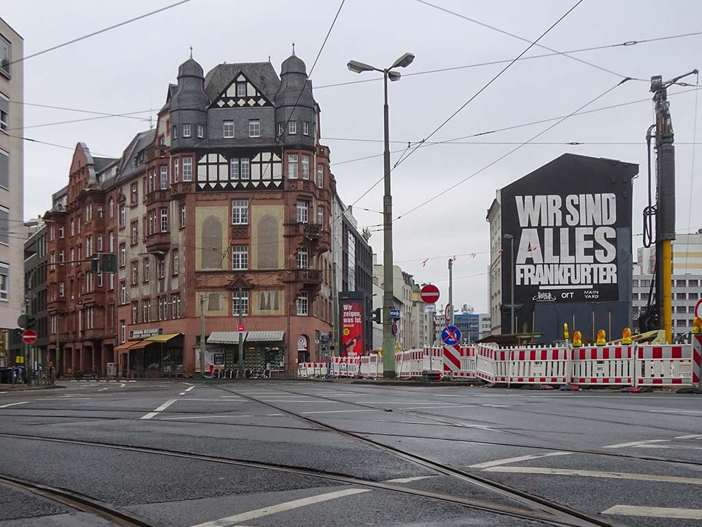 Wir sind alles Frankfurter - Parole in weiß auf schwarz an Hausfassade im Frankfurter Allerheiligenviertel