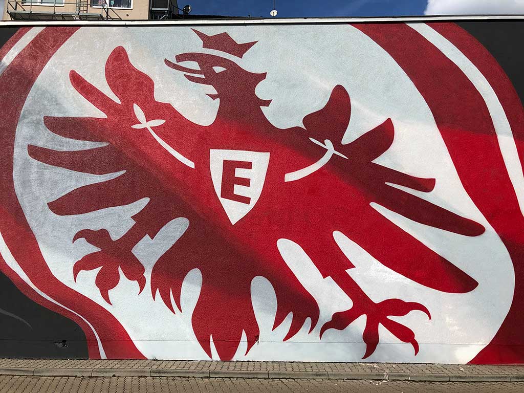 Wandbild zeigt das Wappen von Eintracht Frankfuirt